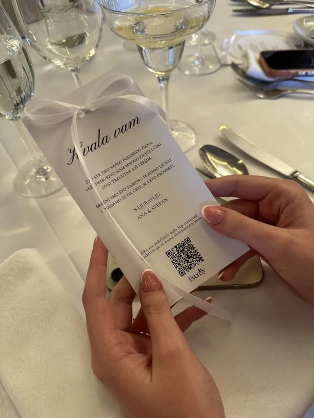 Evently QR kartica na stolu venčanja