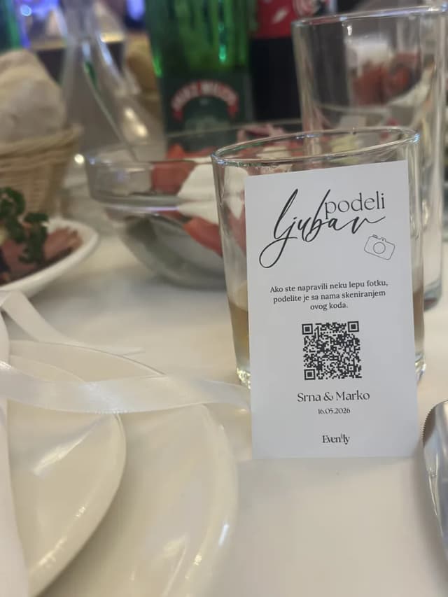 Evently QR kartica na stolu venčanja