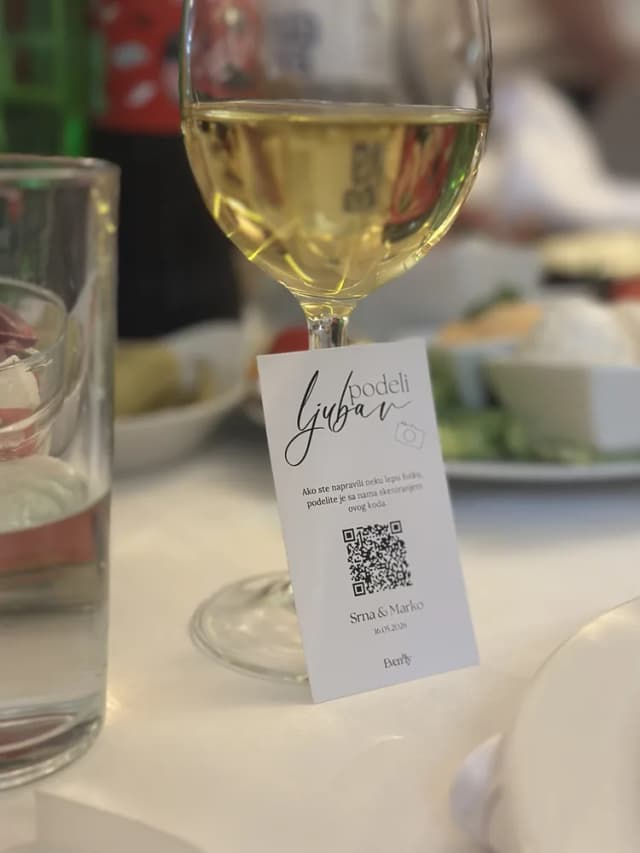 Evently QR kartica na stolu venčanja