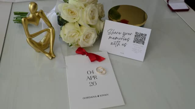 Evently QR kartica na stolu venčanja